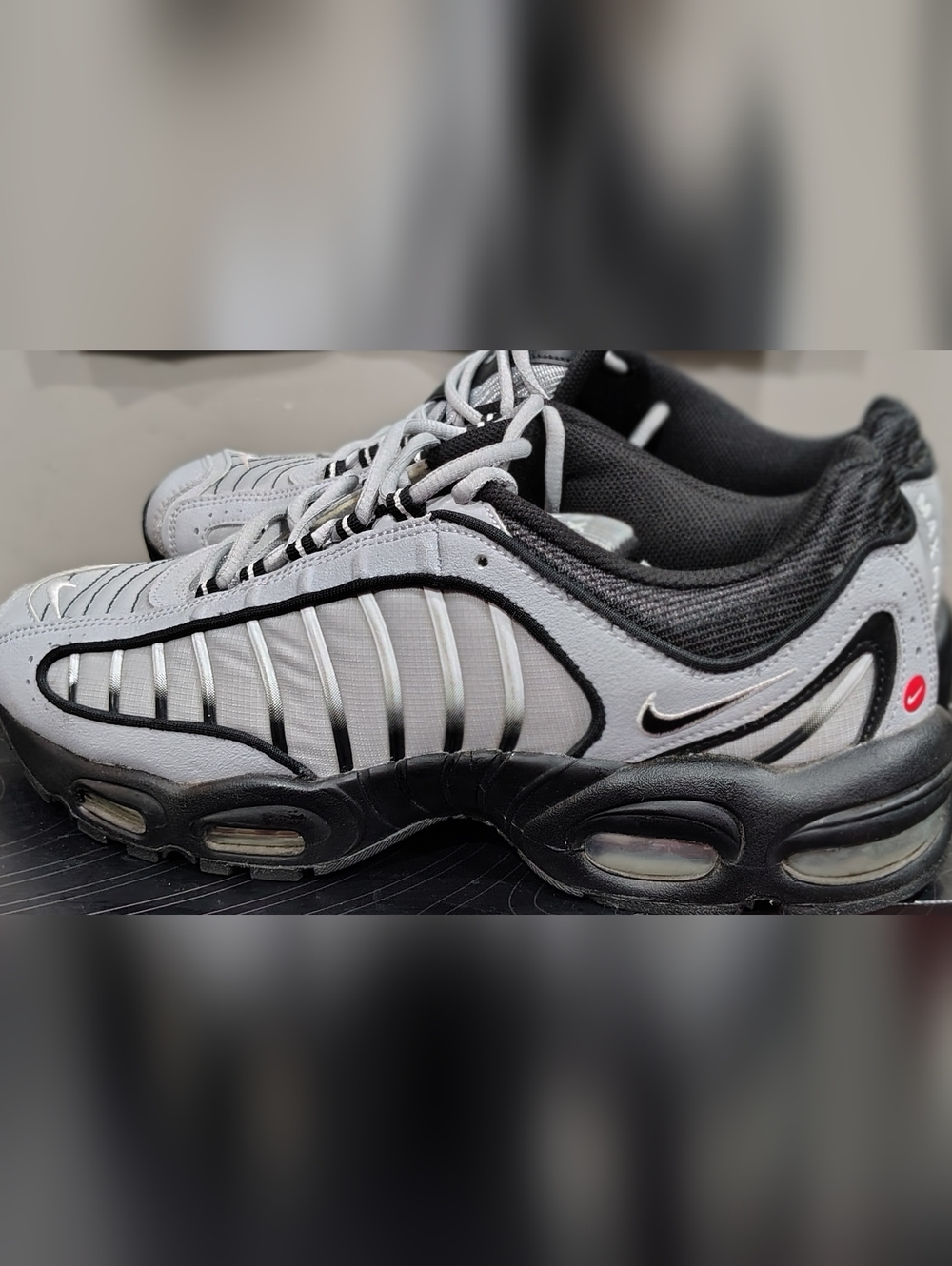 Nike Air Max Tailwind 4 in the "Wolf Grey / Black" (or "Cool Grey") col - Picture 5 of 6